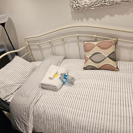 Single Cosy Bedroom In Dartford- Private Entrance For Guest Exterior photo